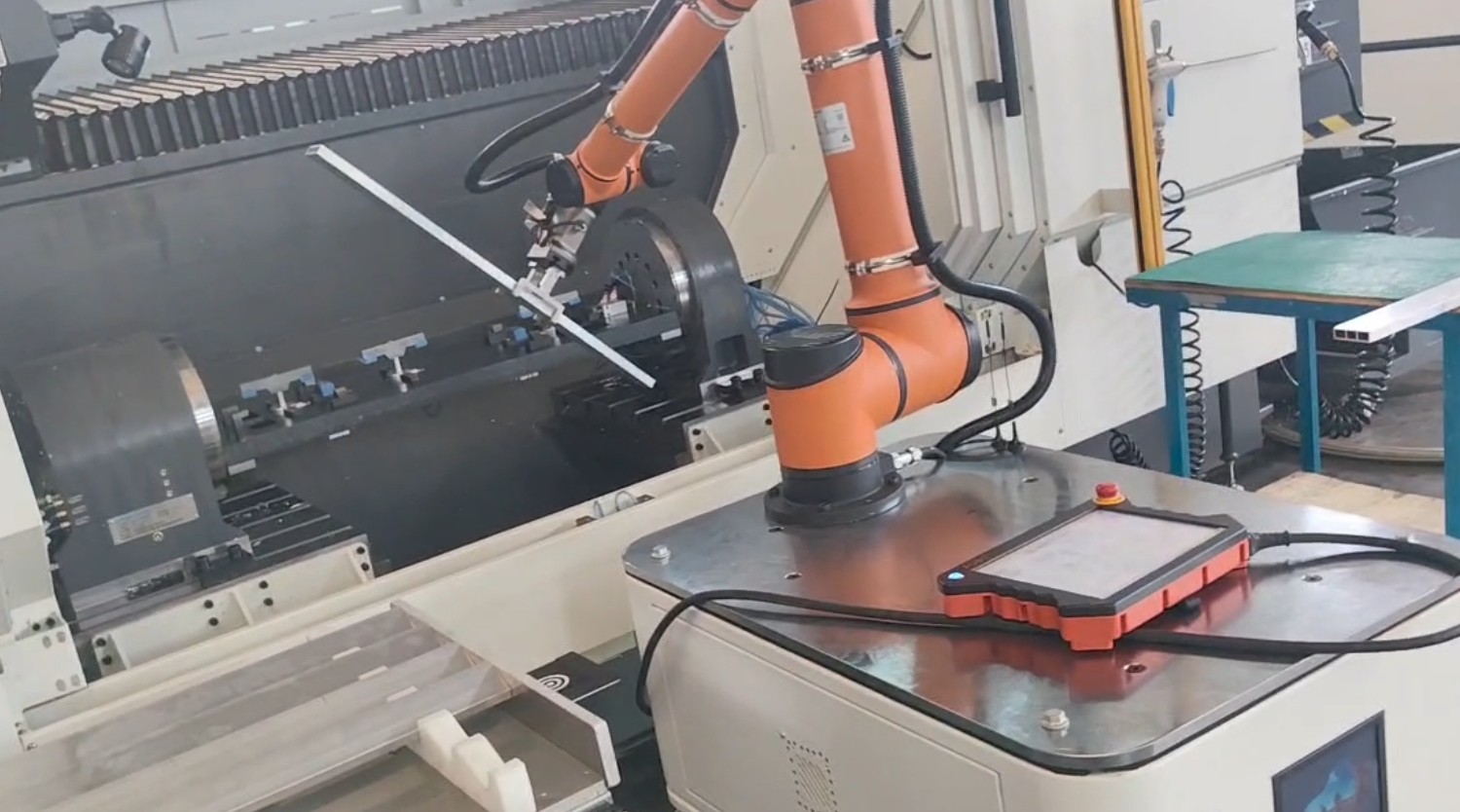 Migliorare l'efficienza e la sicurezza: il robot di trasferimento intelligente della macchina noodle promuove l'intelligenza dell'industria alimentare