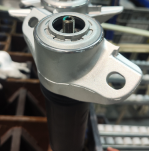 Il robot composito autorizza la catena di assemblaggio degli ammortizzatori per ottenere l'innovazione del sistema di taglio flessibile ed efficiente